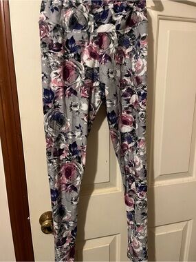 Soft and Comfortable Floral Pattern Leggings